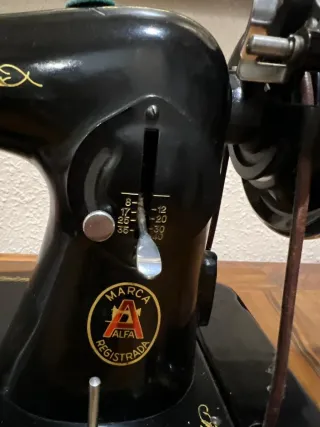 Máquina de coser antigua, marca alfa,