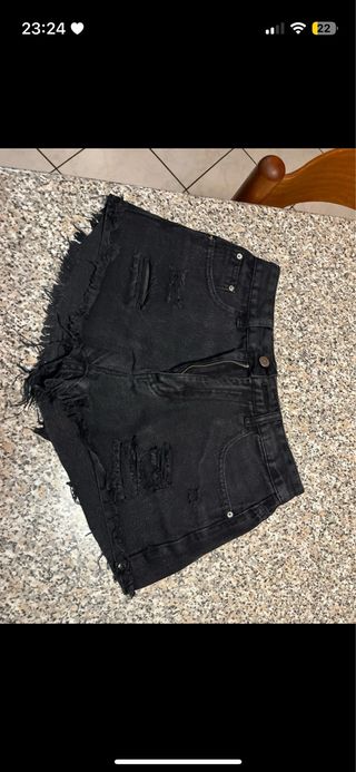 Shorts neri strappati