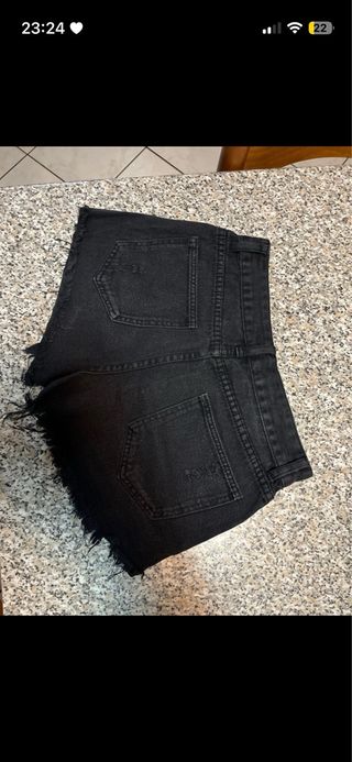 Shorts neri strappati