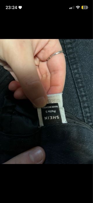 Shorts neri strappati