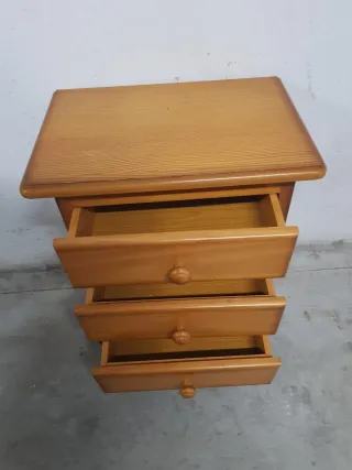 Mesita de noche provenzal de madera