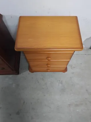 Mesita de noche provenzal de madera