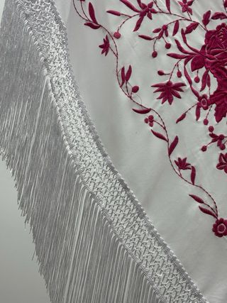 Mantón blanco bordado fucsia