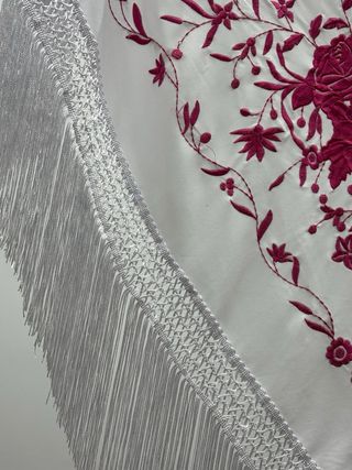 Mantón blanco bordado fucsia