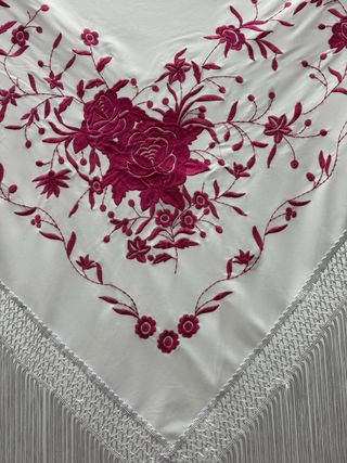 Mantón blanco bordado fucsia