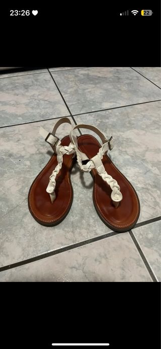 Sandali infradito bianchi e marroni