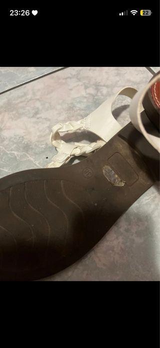 Sandali infradito bianchi e marroni