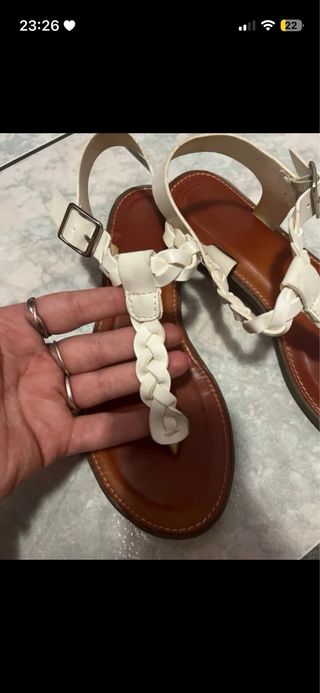 Sandali infradito bianchi e marroni