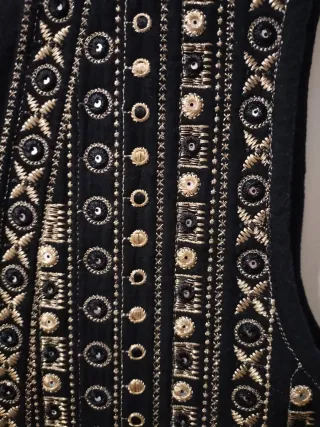 Chaleco negro bordado Lilyrose Talla M