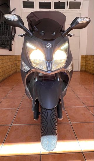 Moto SYM Joymax 300 Negra/Gris en perfecto estado