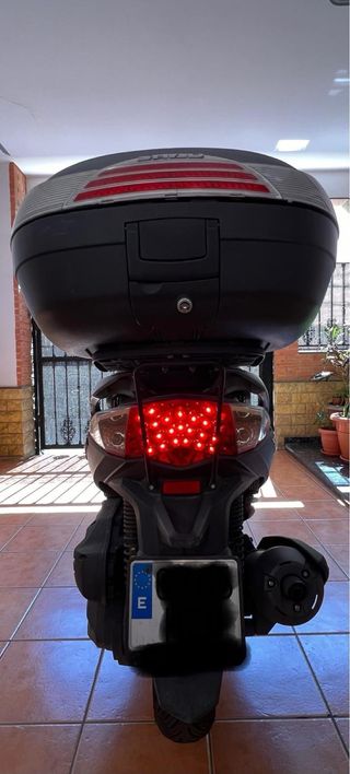 Moto SYM Joymax 300 Negra/Gris en perfecto estado