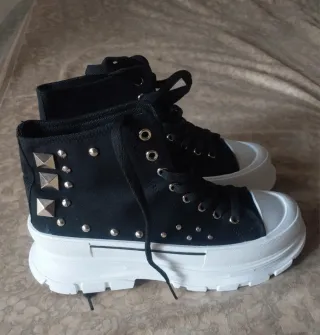 Scarponcini sneakers nere con borchie