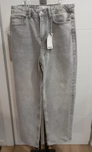 Pantalón vaquero Bershka gris talla 40, modelo Mom
