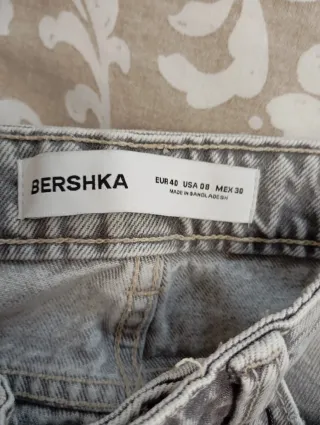 Pantalón vaquero Bershka gris talla 40, modelo Mom