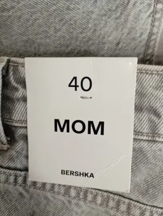 Pantalón vaquero Bershka gris talla 40, modelo Mom