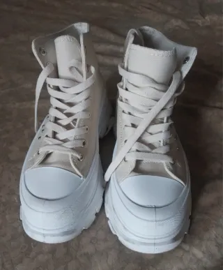 Scarponcini sneakers beige con borchie