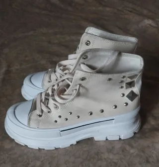 Scarponcini sneakers beige con borchie