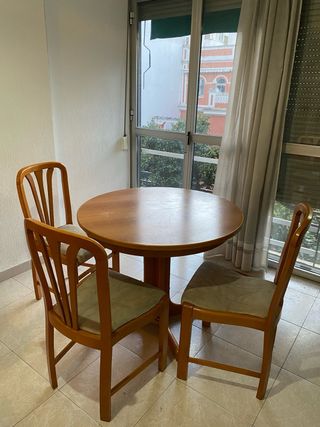 Juego de 4 sillas de madera