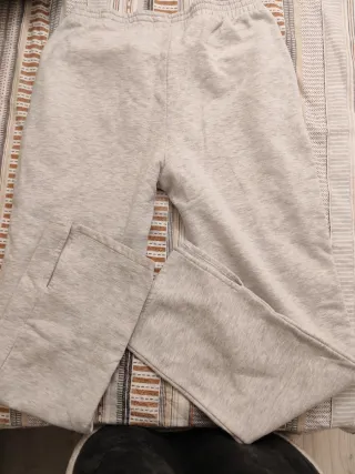 Pantalones gris con dibujo de Stitch