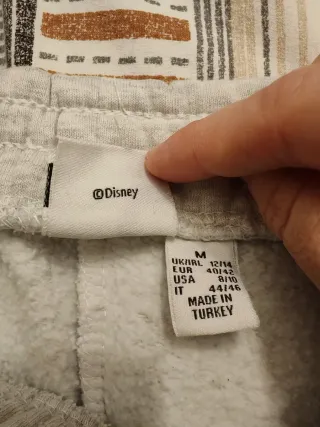 Pantalones gris con dibujo de Stitch