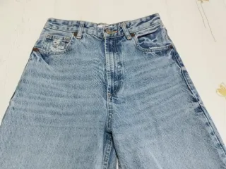 Pantalón vaquero ancho deshilachado.