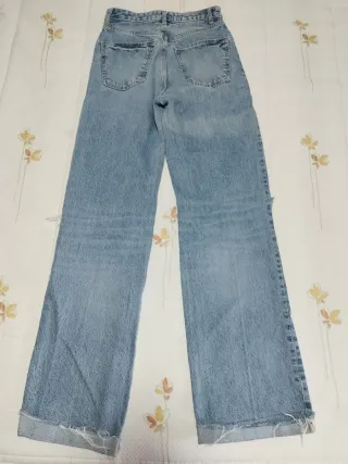 Pantalón vaquero ancho deshilachado.