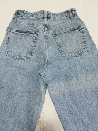 Pantalón vaquero ancho deshilachado.