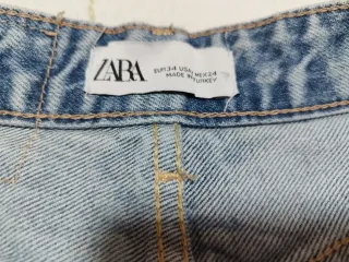 Pantalón vaquero ancho deshilachado.