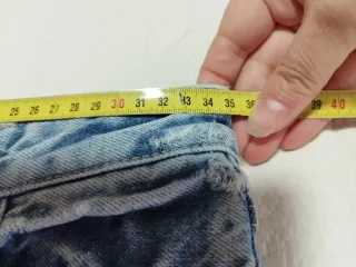 Pantalón vaquero ancho deshilachado.