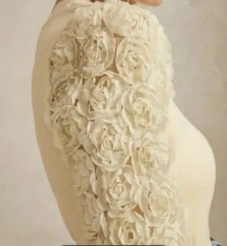 Jersey beige con mangas de flores