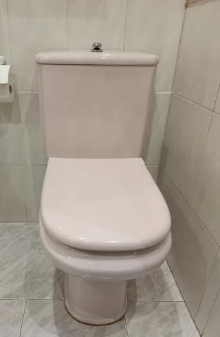 Conjunto mueble de baño, lavabo, inodoro y bidet.