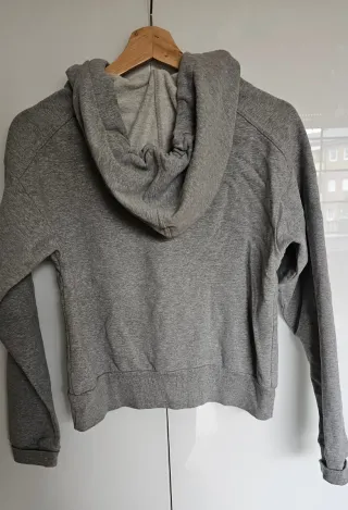 Chaqueta con capucha bordada y pedrería