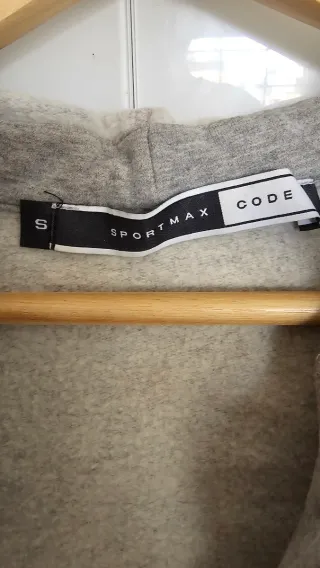 Chaqueta con capucha bordada y pedrería