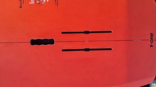 Tabla F-One 5’5” x 27” x 4.3” — 88L con funda