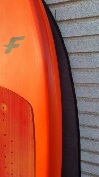 Tabla F-One 5’5” x 27” x 4.3” — 88L con funda