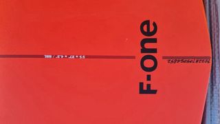 Tabla F-One 5’5” x 27” x 4.3” — 88L con funda