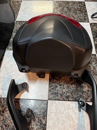 Baúl para 2 cascos + Soporte Original. Yamaha xmax