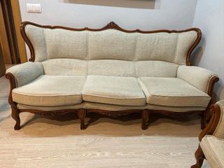 Sofá de madera tallada