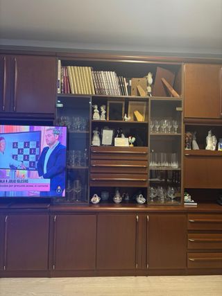 Sofá de madera tallada