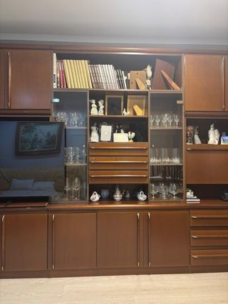 Sofá de madera tallada