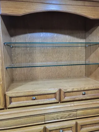 Aparador de madera con vitrina