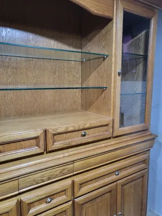Aparador de madera con vitrina