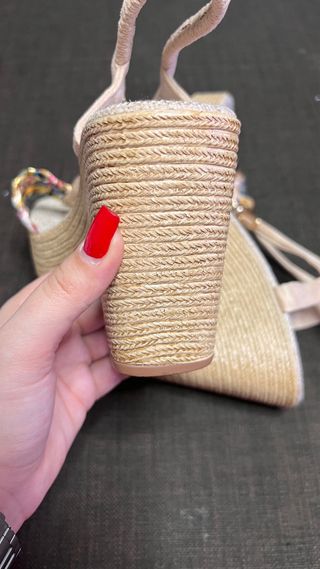 Sandalias de tacón beige y multicolor