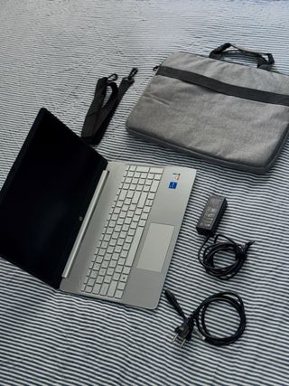 Portátil HP Gris y Plateado con Accesorios