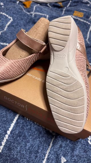 Zapatos rosas con tira  Zapato marron