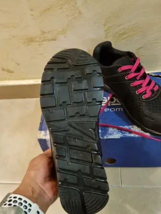 Zapatos de seguridad Sparco negros y rosas