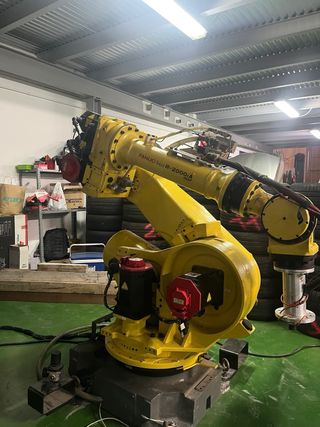 Robot Fanuc R-2000iA 165F y consola RJ3iB