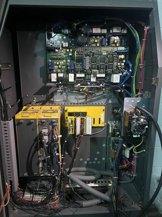 Robot Fanuc R-2000iA 165F y consola RJ3iB