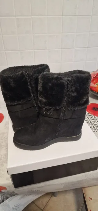 Scarponcini neri con pelliccia e strass