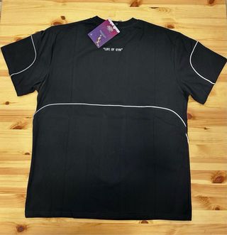 Camiseta negra con detalles blancos